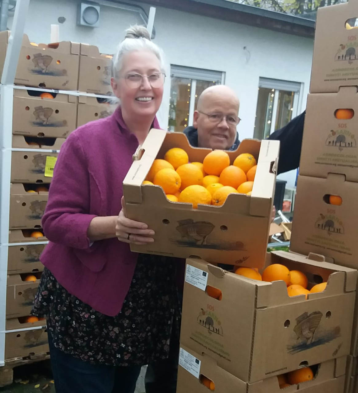 Claudia Eckhoff, EineWeltNetz Regionalpromotorin, und William Müller, AllerWeltHaus Hagen, freuen sich über die Orangen aus Sizilien.