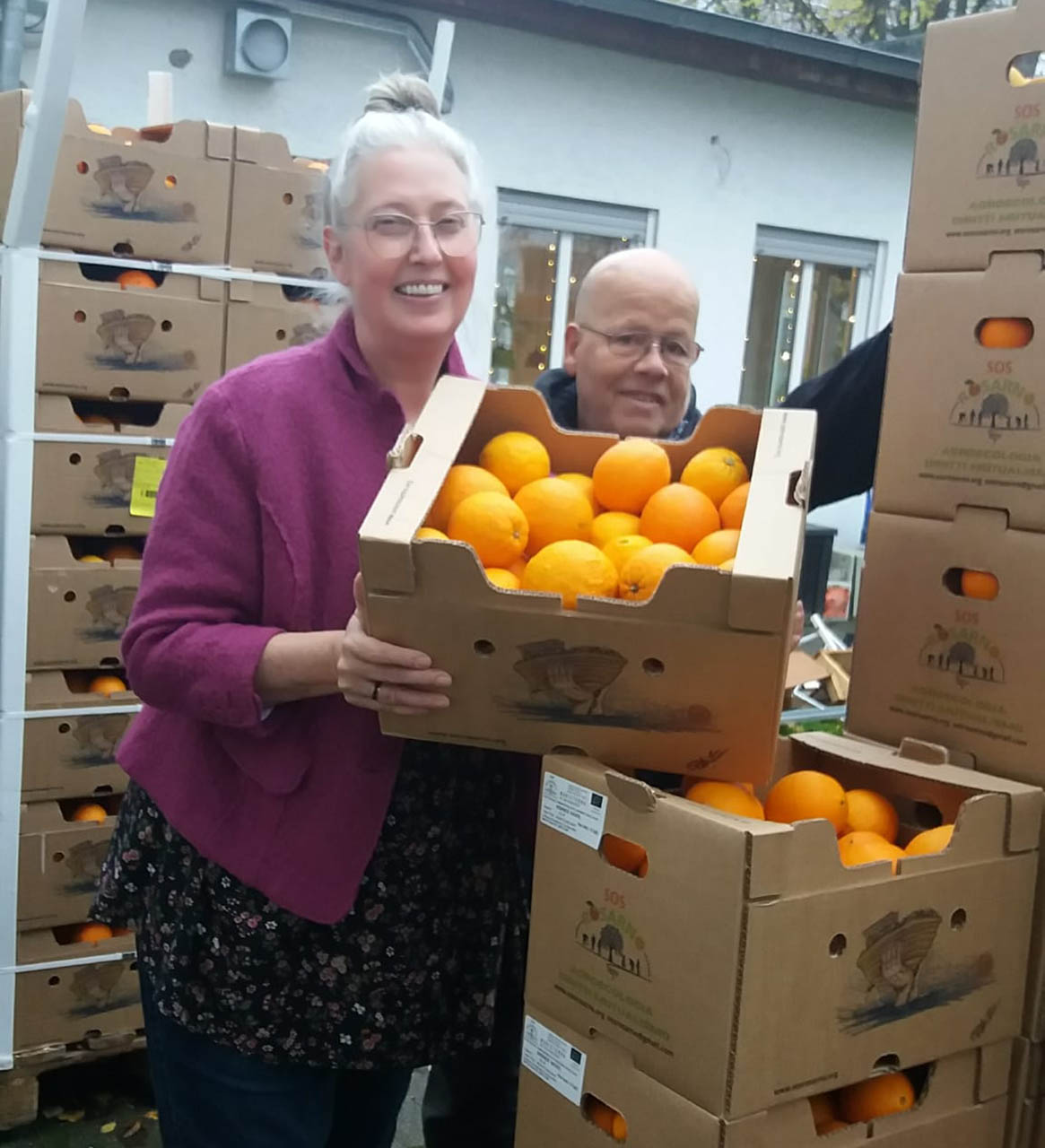 Claudia Eckhoff, EineWeltNetz Regionalpromotorin, und William Müller, AllerWeltHaus Hagen, freuen sich über die Orangen aus Sizilien.